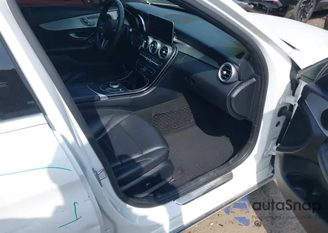 2019 Mercedes-Benz C 300 z USA, uszkodzony, nr VIN 55SWF8DB0KU308453
